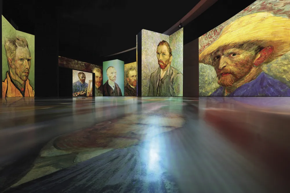 Galerijski prostor s Van Goghovim autoportretima