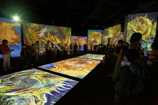 Posjetitelji u SENSORY4™ galeriji s projekcijama Van Goghovih slika